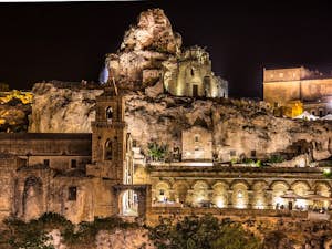 Matera di notte illuminata