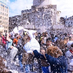 Giornata mondiale della lotta coi cuscini a Piazza Dam