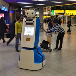 Un robot aiuta i passeggeri ad orientarsi all’aeroporto di Schiphol