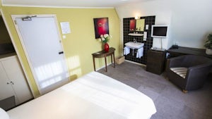 Quentin Golden Bar Hotel