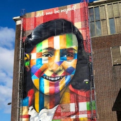 La street art celebra Anna Frank con un murales ad Amsterdam