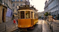 Chiado tram 28 foto di Javier G Valdivia via flickr
