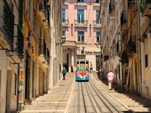 Stradina di Lisbona foto di Singa Hitam
