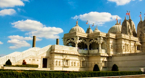 Shri Swaminarayan Mandir: Visita il più grande tempio Hindu in Europa