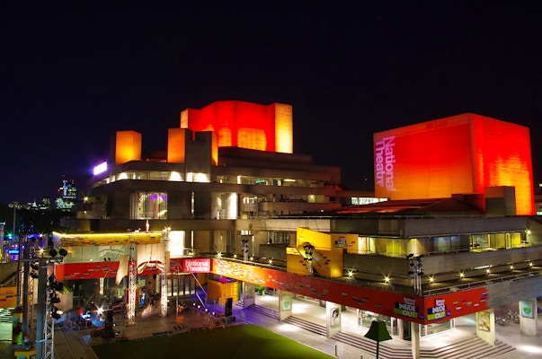 Fai un tour gratis dietro le quinte del National Theatre