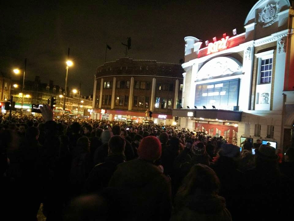 Folla omaggia David Bowie a Brixton
