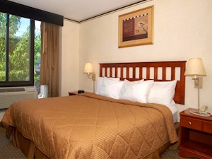 red lion inn e suites