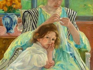 giovane madre che cuce