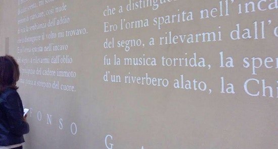 I versi di Giacomo Leopardi e Alfonso Gatto in un graffito a Parigi