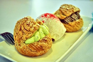un chou a la creme de mocha un mochi a la