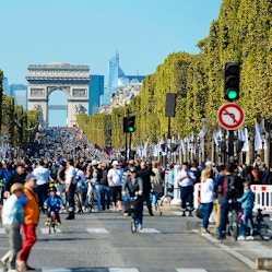 Mezzi pubblici gratis per 7 giorni: Parigi lancia la sfida alle auto